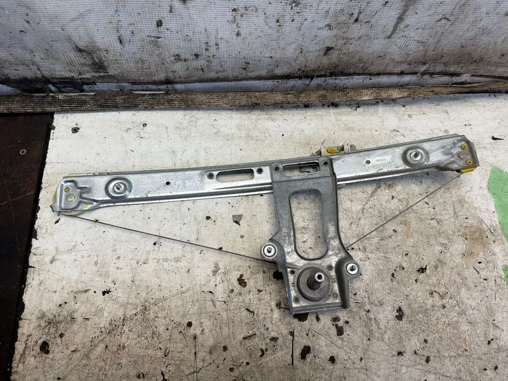 Mechaninis galinio lango pakėlimo mechanizmas