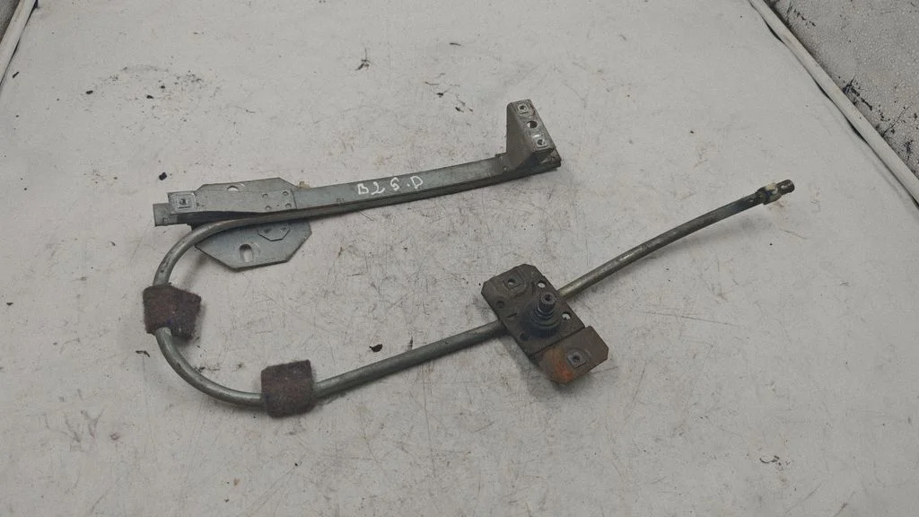 Mechaninis galinio lango pakėlimo mechanizmas