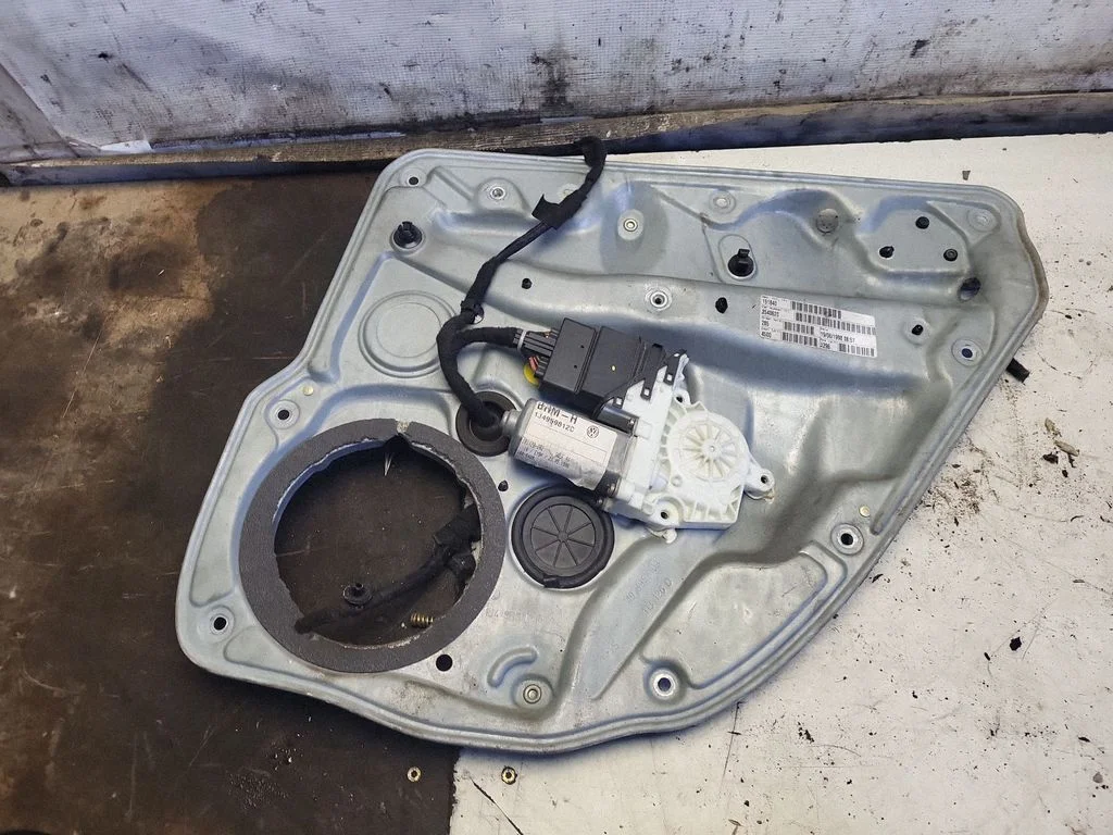 Mechaninis galinio lango pakėlimo mechanizmas