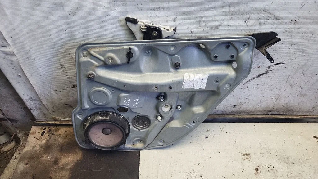 Mechaninis galinio lango pakėlimo mechanizmas
