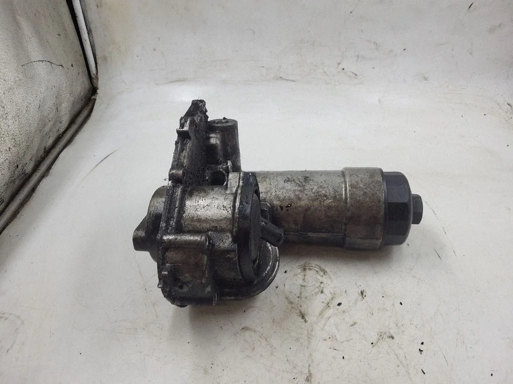 Oil filter mounting bracket
