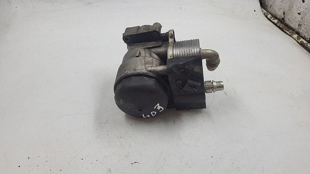 Oil filter mounting bracket