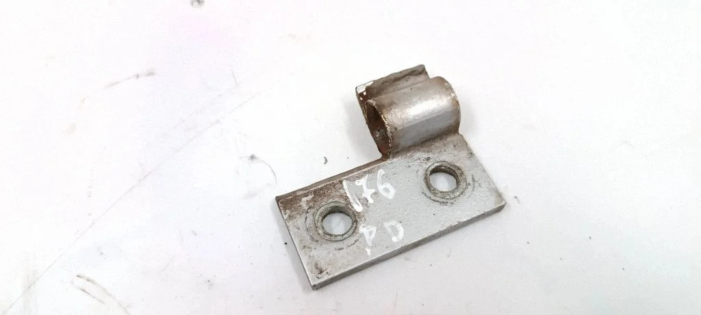 Front door upper hinge 19603109