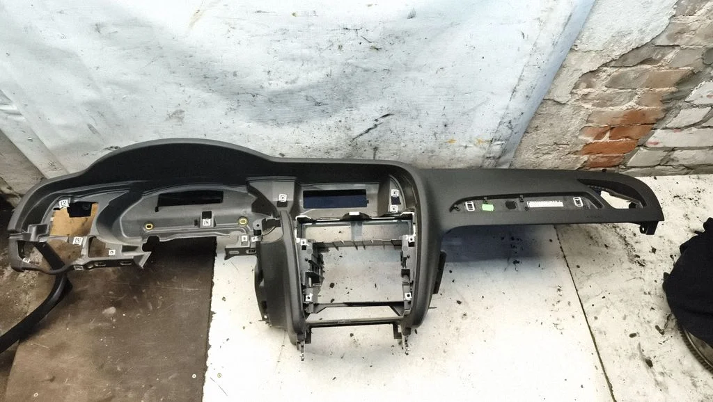 Dashboard 8K1857069