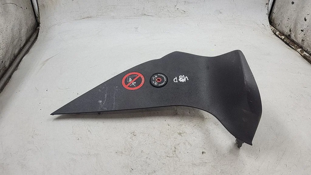 Dashboard side end trim – right