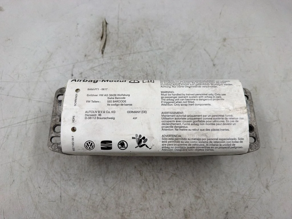 Kõrvalistuja turvapadi 1K0880204N