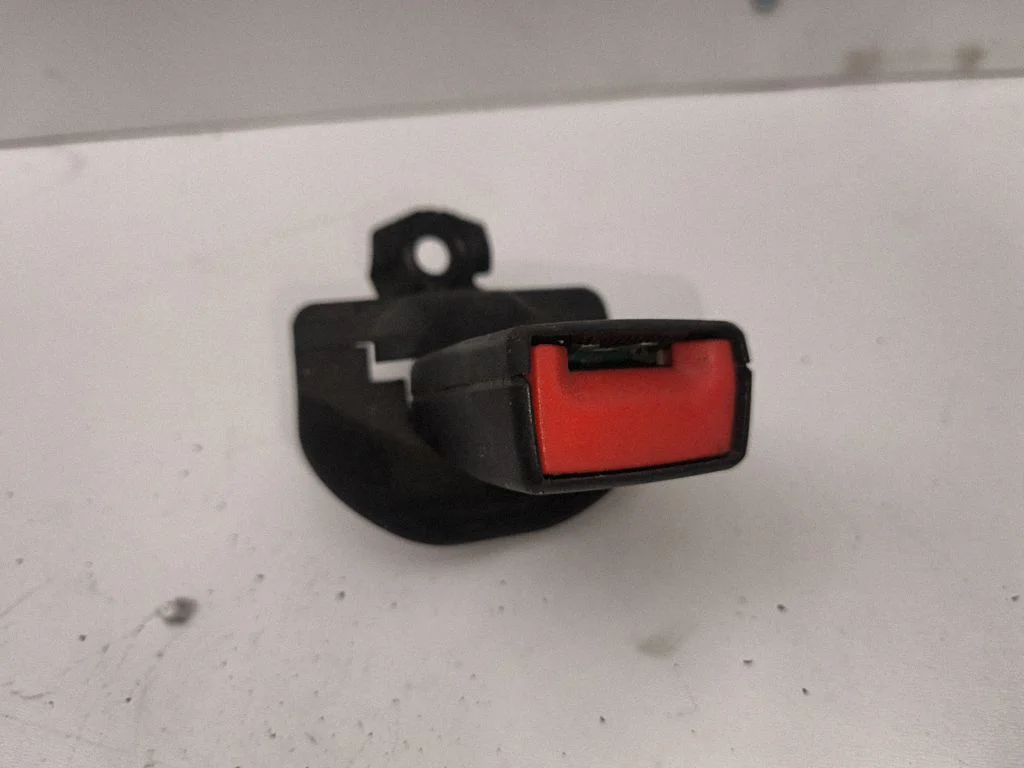 Zapięcie pasa tylne 8T0857797