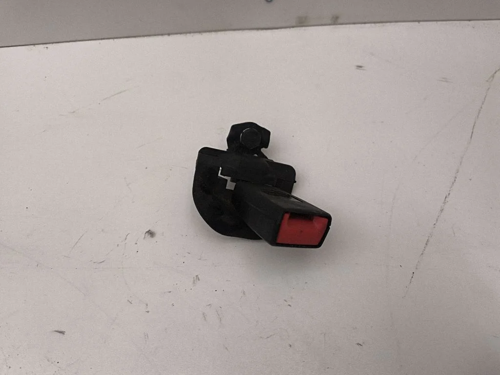 Zapięcie pasa tylne 8T0857797