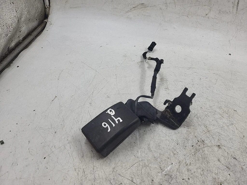 Rear seatbelt buckle
