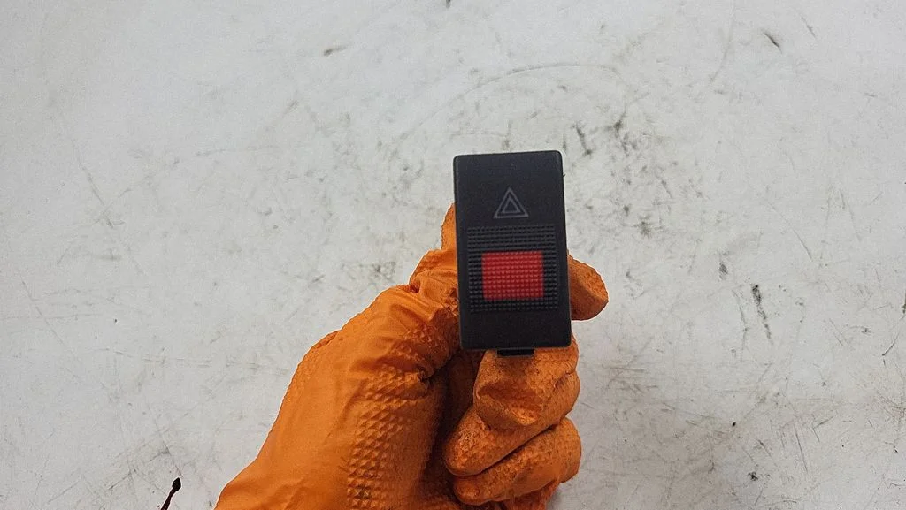 Hazard light switch – Audi A8 S8 D3 4E (2002-2009)