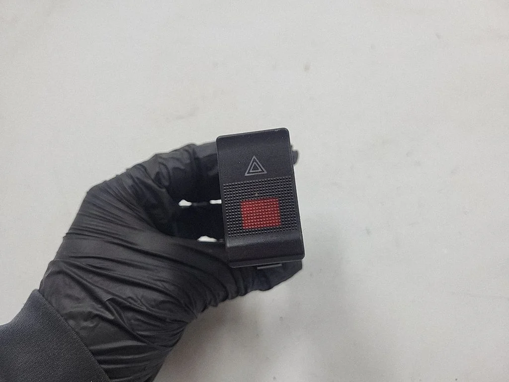 Hazard light switch – Audi 100 S4 C4 (1990-1995)