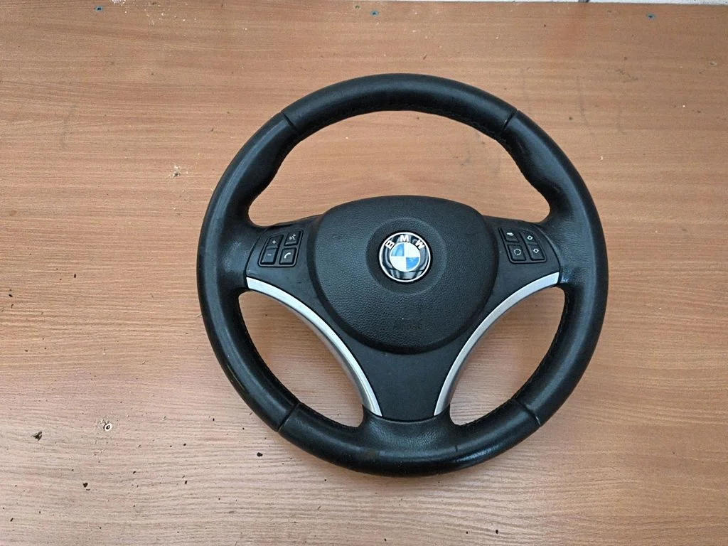 Steering wheel – front