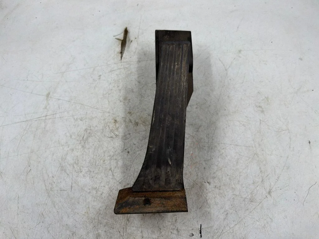 Accelerator throttle pedal