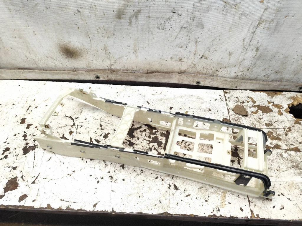 Kita centrinė konsolės (tunelio) detalė