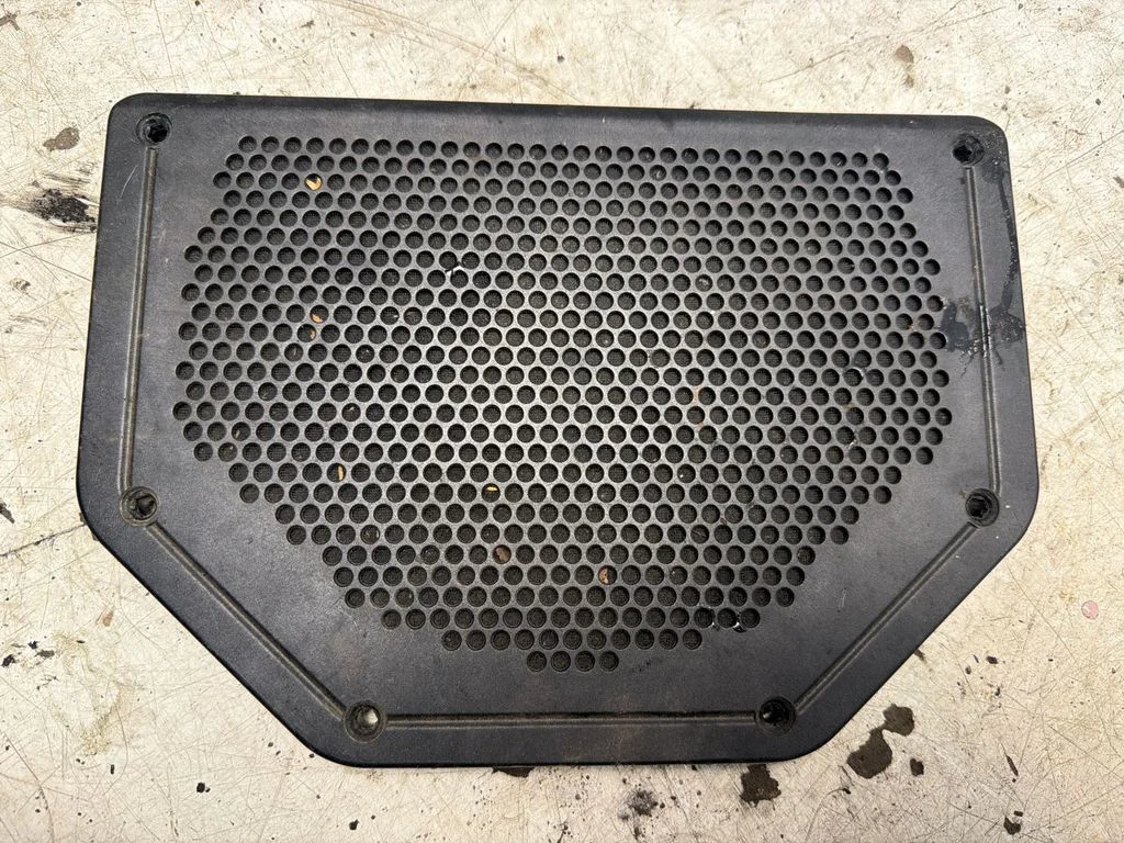 Žemo dažnio garsiakalbio grotelės/ dangtelis