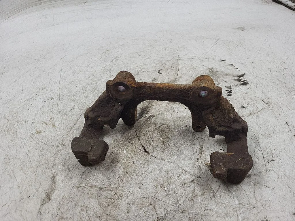 Stabdzių suporto spyruoklė/ prispaudėjas (priekis)