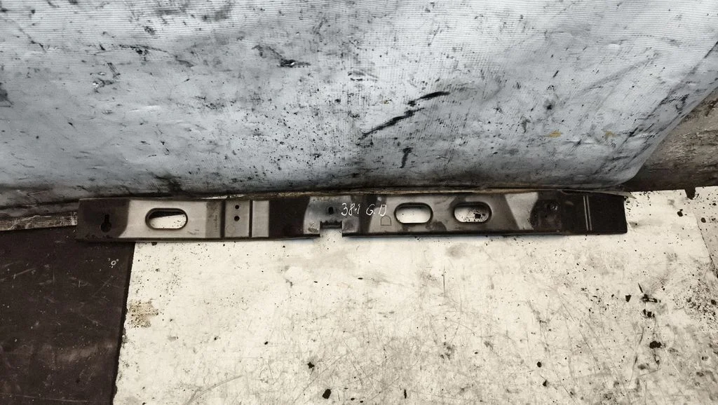 Kita galinės važiuoklės detalė