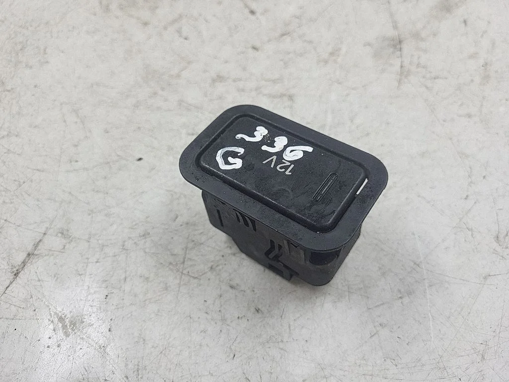 12 V lizdas (priekyje)