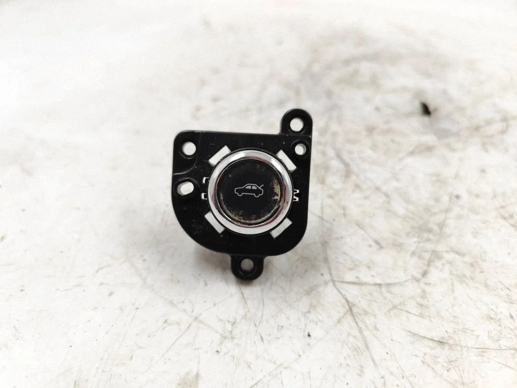 Tailgate opening switch O101K
