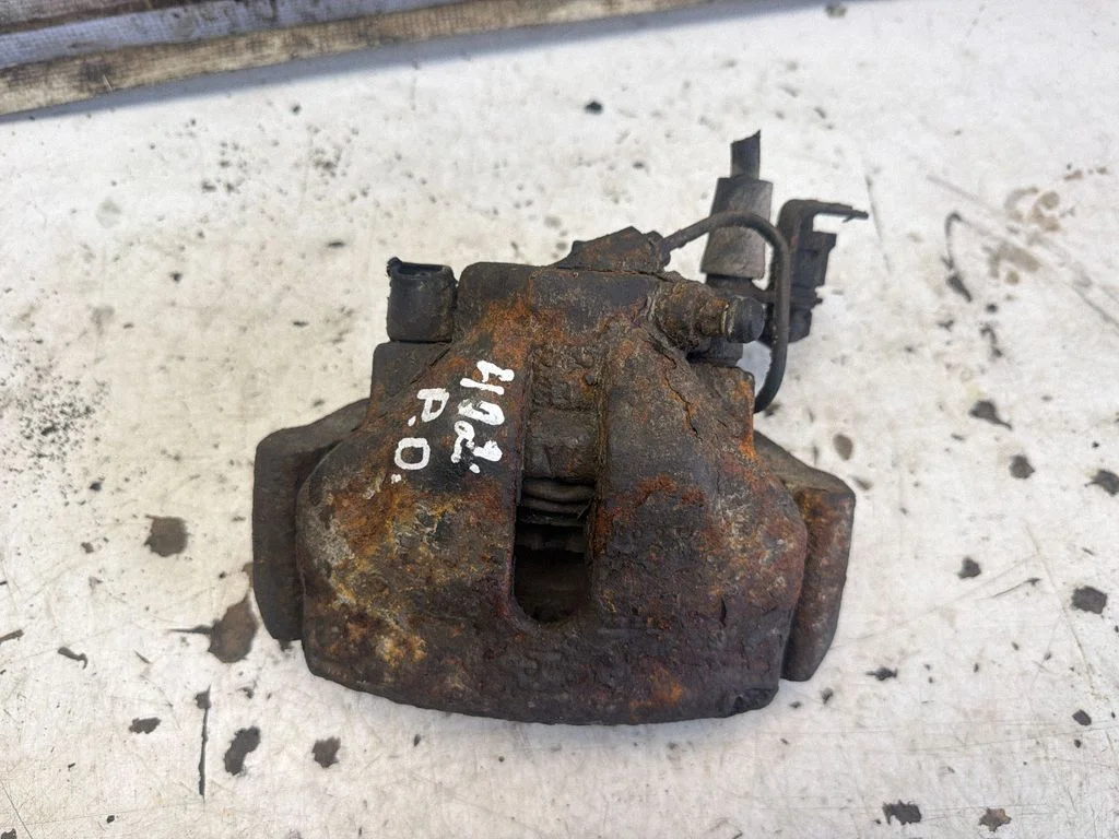 Front brake caliper – front right