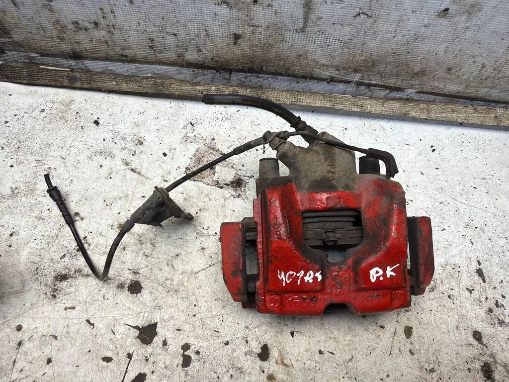Front brake caliper – front left