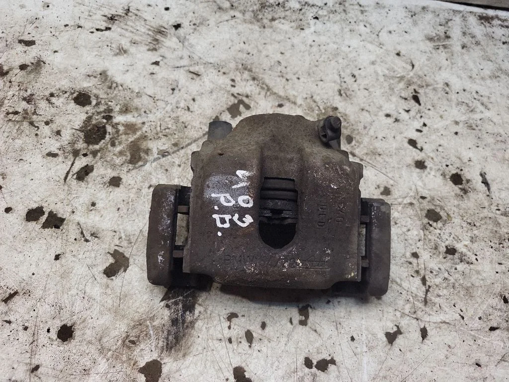 Front brake caliper – front right