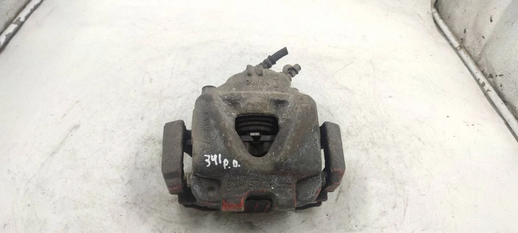 Front brake caliper 3H10