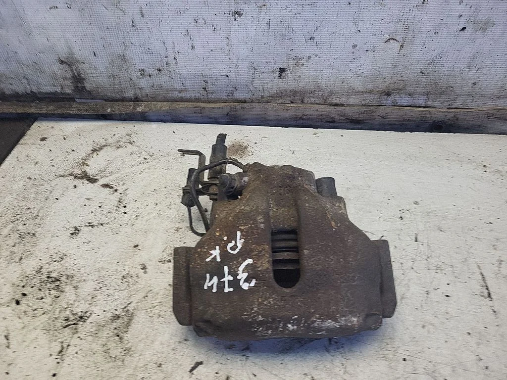 Front brake caliper – front right