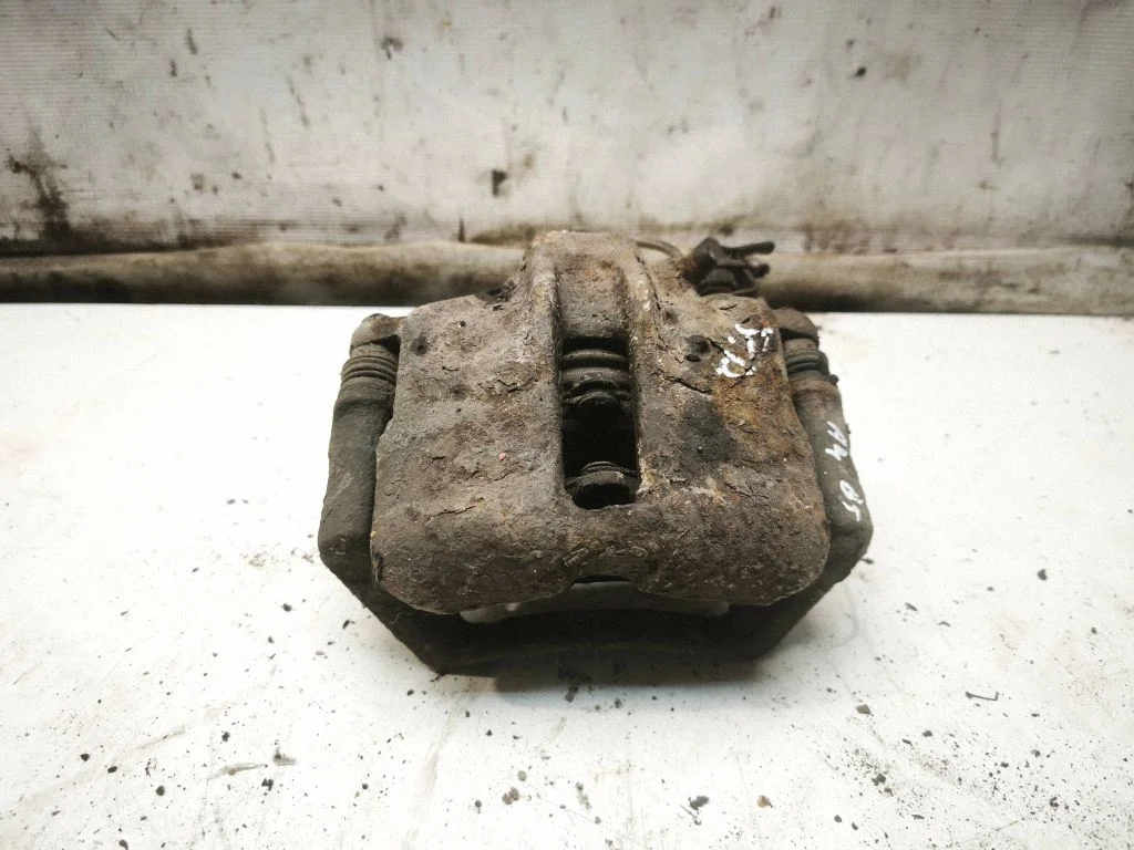 Front brake caliper – front right