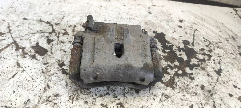 Front brake caliper – front right