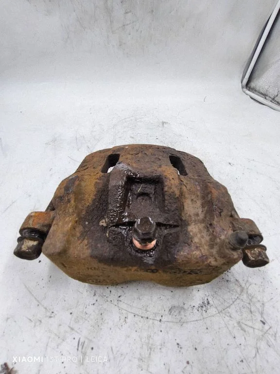 Front brake caliper – front right