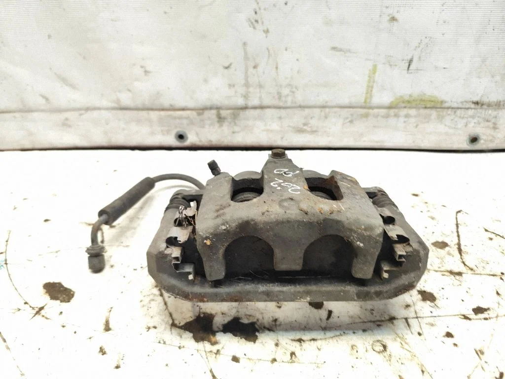 Front brake caliper – front right