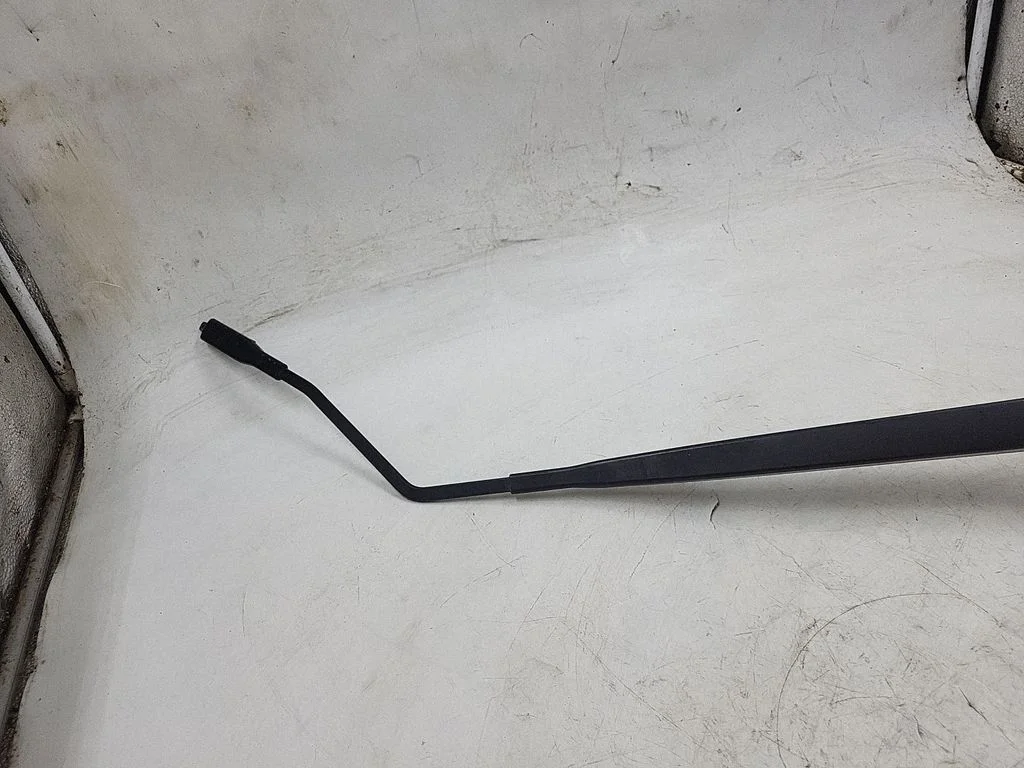 Front wiper blade arm