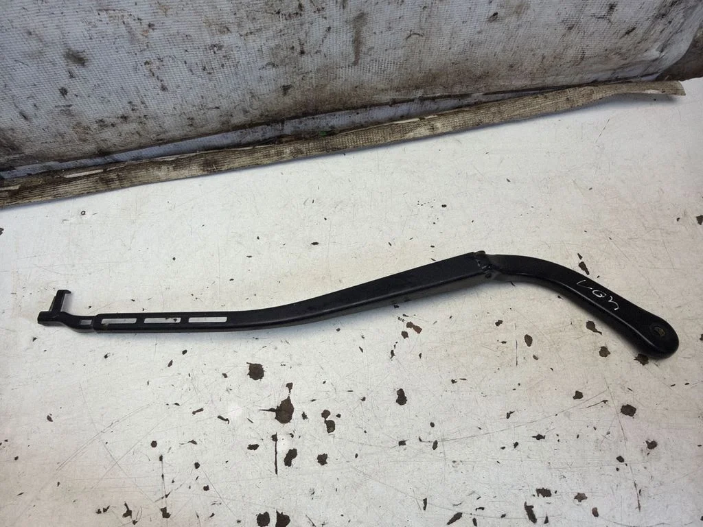 Front wiper blade arm