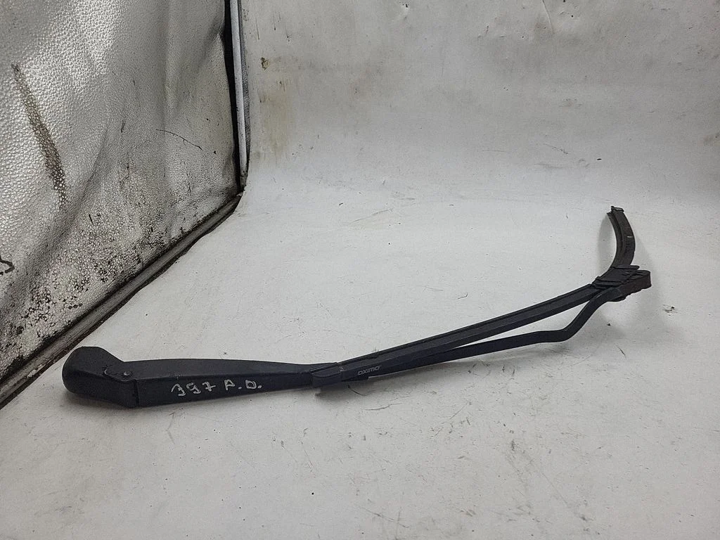 Front wiper blade arm – front right