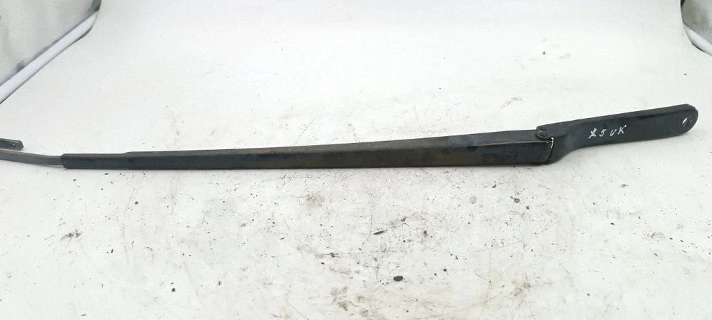 Front wiper blade arm