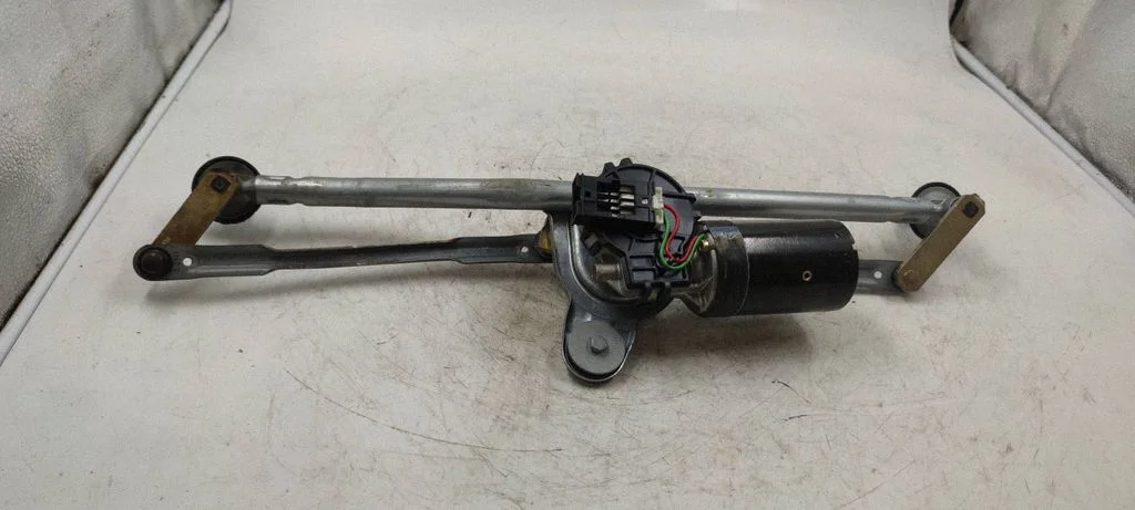 Front wiper linkage and motor DLB101570