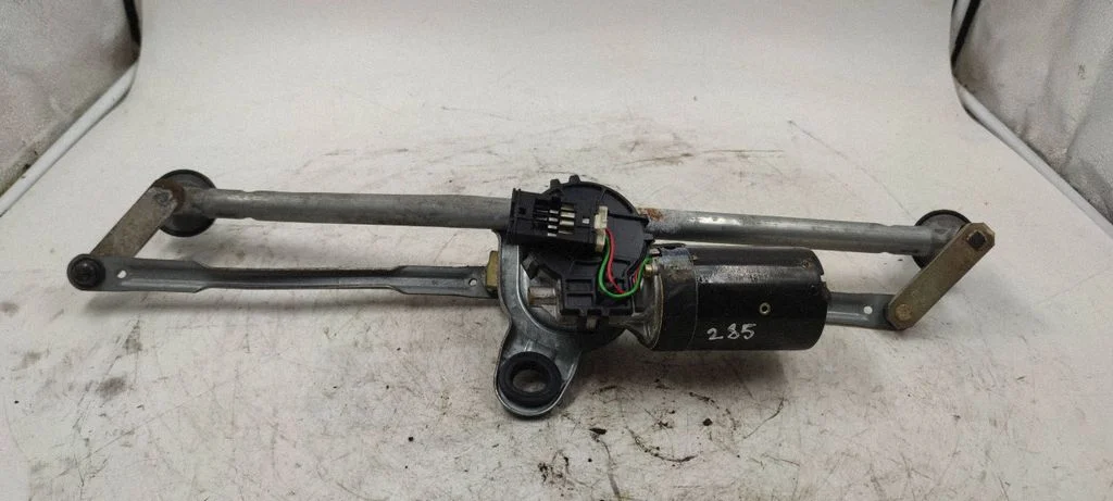 Front wiper linkage and motor 039024135