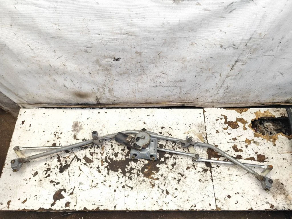 Front wiper linkage and motor – Chrysler Grand Voyager III (1995-2000)