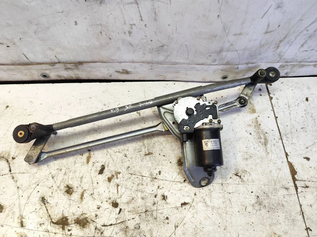 Front wiper linkage and motor 711153502