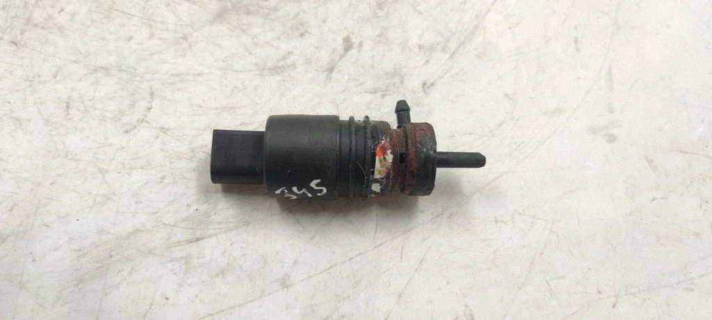 Windscreen/windshield washer pump – BMW X3 E83 (2003-2010)