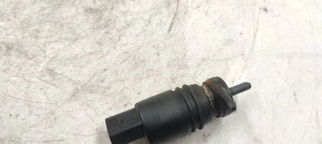 Windscreen/windshield washer pump – BMW X3 E83 (2003-2010)