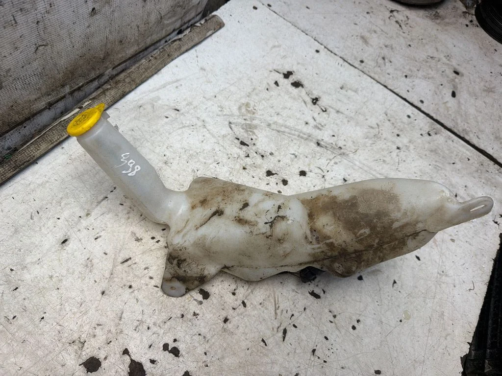 Windshield washer fluid reservoir/tank