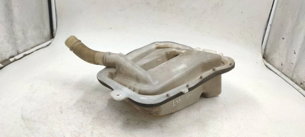 Windshield washer fluid reservoir/tank 8374557