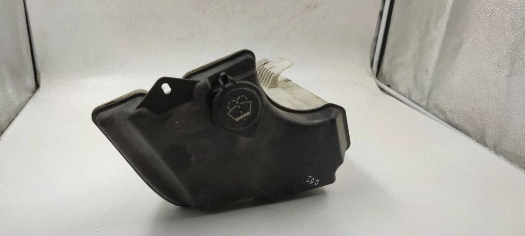 Windshield washer fluid reservoir/tank E13010016