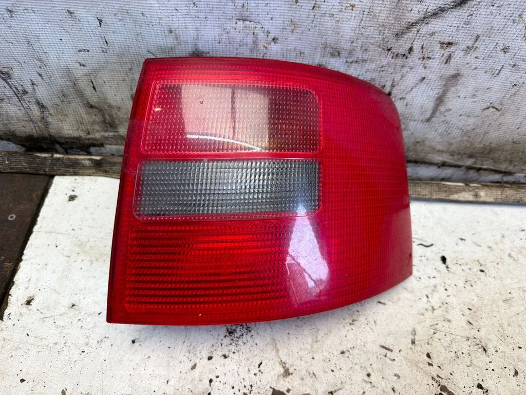 Rear/tail lights 4B9945096D