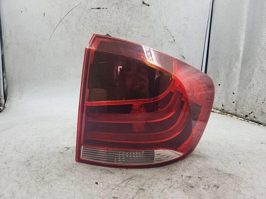 Aizmugurējais lukturis virsbūvē 2990110