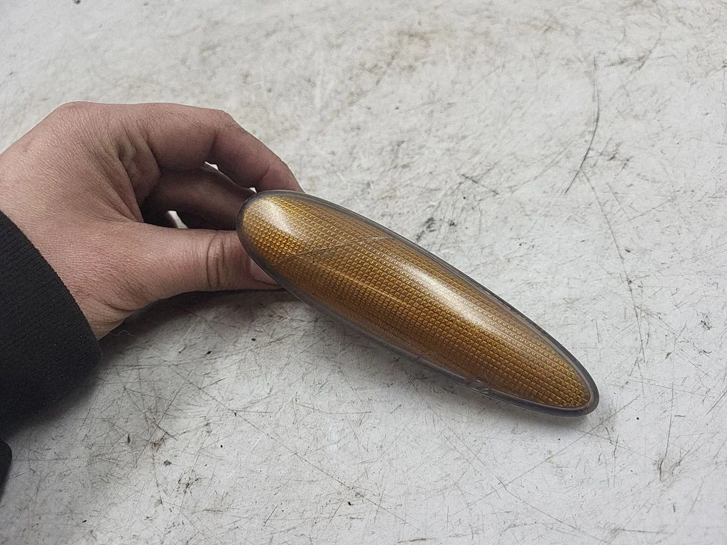 Front fender indicator light