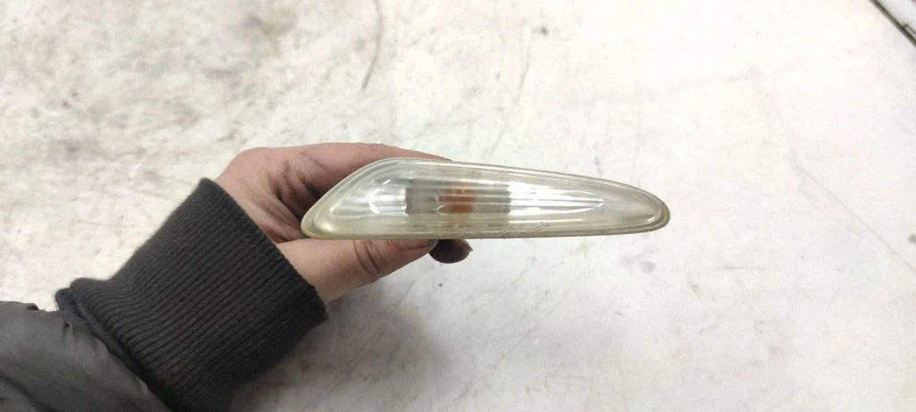 Front fender indicator light – front left