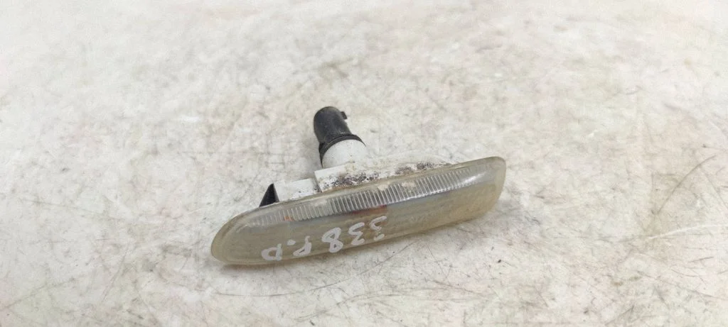 Front fender indicator light 2228592